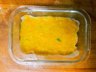 11、西兰花玉米鸡肉糕,倒入蛋清