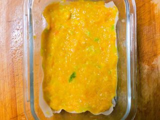 10、西兰花玉米鸡肉糕,倒入搅拌好的西兰花玉米鸡肉泥并铺平