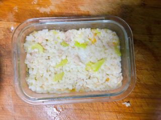 12、西兰花玉米鸡肉糕,再铺上米饭，这里我用的是之前蒸好宝宝没吃完的，如果大家没有时间蒸米饭不加也可以