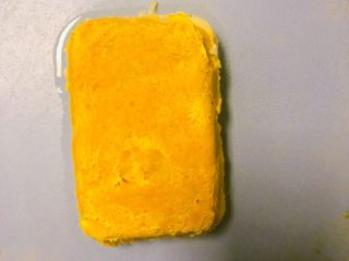 14、西兰花玉米鸡肉糕,脱模，脱模后插上西兰花球摆盘