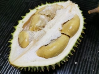 1、榴莲千层蛋糕,准备榴莲