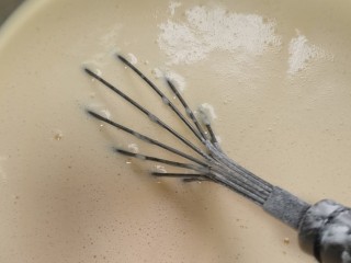 5、榴莲千层蛋糕,再次搅拌均匀