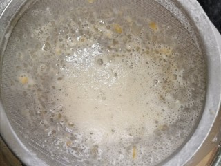 7、榴莲千层蛋糕,混合好的面糊，至少过滤两次，这样煎出来的千层皮才会光滑性细腻