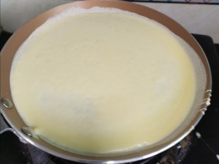 8、榴莲千层蛋糕, 煎蛋皮全程小火煎，不需要放油，因为蛋液里加了黄油，不会粘锅，锅烧热后离火倒入一勺蛋液后转一圈，让蛋液均匀铺开，再把锅放到火上煎