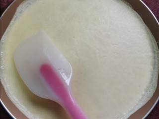 9、榴莲千层蛋糕, 看到蛋皮凝固了，表面稍微有点起泡，就煎好了，不要煎过头