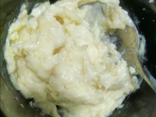 12、榴莲千层蛋糕,榴莲去核用勺子捣烂，然后把榴莲和奶油放一起翻拌均匀，喜欢吃榴莲的可以多放点，但不要比奶油还多，不然切开后千层蛋糕就不美了