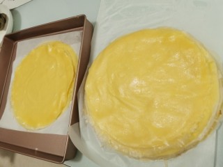 10、榴莲千层蛋糕,煎好的蛋皮，下面垫一张防油布或硅油纸，不然最下面的这张会揭不开