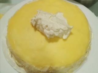 13、榴莲千层蛋糕, 先放一张蛋皮，然后铺一层馅料