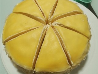 15、榴莲千层蛋糕,榴莲千层蛋糕就做好了，把做好的蛋糕放入冰箱冷藏，1到2个小时定型