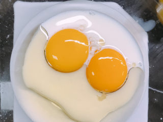 2、红丝绒蛋糕,蛋黄中加入牛奶和油