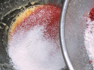 4、红丝绒蛋糕,筛入低粉、红丝绒粉、盐