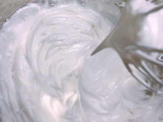 7、红丝绒蛋糕,分三次加入糖粉打至硬性发泡