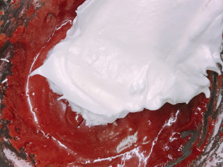 8、红丝绒蛋糕,取三分之一入蛋黄液中翻拌均匀