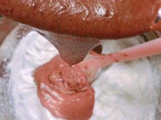 9、红丝绒蛋糕,倒入蛋白霜中