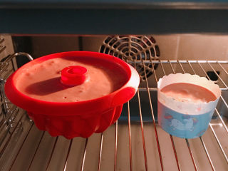 11、红丝绒蛋糕,放入提前130度预热的烤箱