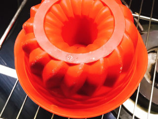 13、红丝绒蛋糕,取出倒扣放凉后脱模