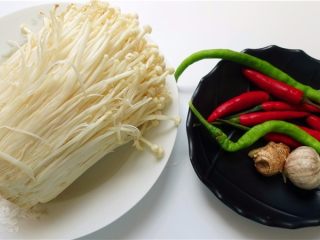 1、3分钟快手菜凉拌金针菇 ,1. 备好食材：金针菇、辣椒、蒜头。