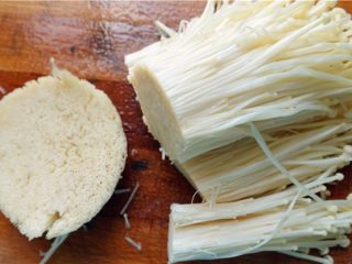 2、3分钟快手菜凉拌金针菇 ,2.将金针菇切去头部。