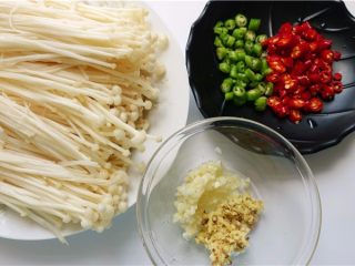 3、3分钟快手菜凉拌金针菇 ,3.将青椒，小米辣切细，生姜大蒜剁成泥。