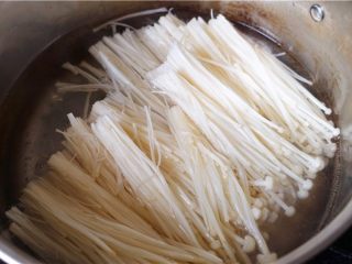 4、3分钟快手菜凉拌金针菇 ,3. 水里放少许盐烧开，放入金针菇焯1分钟。