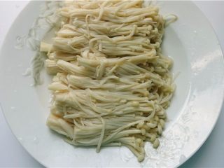 5、3分钟快手菜凉拌金针菇 ,4. 捞起，放入碗中。