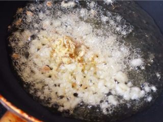 7、3分钟快手菜凉拌金针菇 ,6.加入辣椒、蒜蓉。