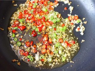 8、3分钟快手菜凉拌金针菇 ,7.放入青椒小米辣翻匀。