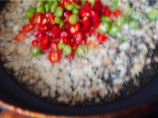 9、3分钟快手菜凉拌金针菇 ,8. 倒入陈醋，酱油、香油拌匀。