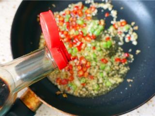 10、3分钟快手菜凉拌金针菇 ,9.将拌好的调料淋在金针菇上面。