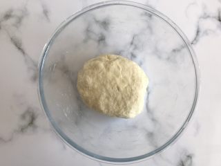 4、奶香夹心小馒头,揉成面团，盖上保鲜膜醒发
