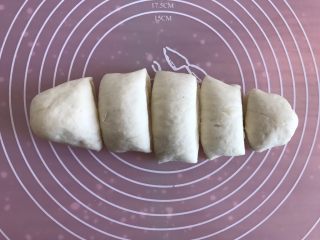 6、奶香夹心小馒头,分成剂子