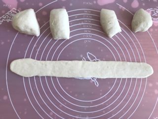 8、奶香夹心小馒头,用擀面杖擀成长片