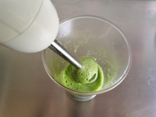 1、菠菜鸡蛋面,菠菜洗净焯水,用料理棒打成菠菜汁。