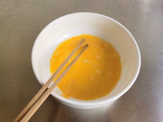 2、菠菜鸡蛋面,鸡蛋打入盆中搅散。