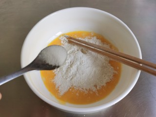 3、菠菜鸡蛋面,加入面粉,然后再加入一小勺食盐。加盐会使面条更加的筋道。