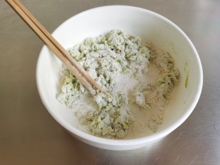 5、菠菜鸡蛋面,直到把面粉搅成絮状,然后用手揉成面团,做面条的面不能太软,要和的硬一点。