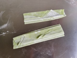 11、菠菜鸡蛋面,折好的面皮太长,我习惯从中间切开。