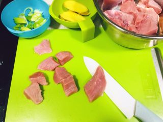 1、辅食-零添加牛肉肉松,将需要的食材配好备用,牛肉洗干净切成块状 (切大块手撕容易些,但不易煮熟)所以我选择前者切成小块状