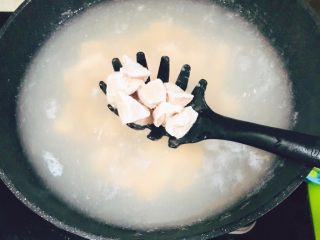 2、辅食-零添加牛肉肉松,将水烧开,倒入牛肉炒一下去血水