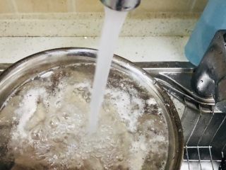 3、辅食-零添加牛肉肉松,捞出之后,清水洗干净