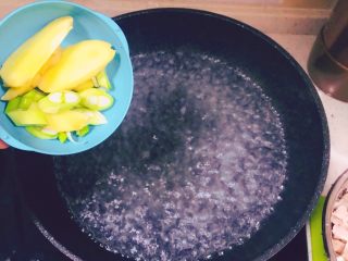 4、辅食-零添加牛肉肉松,水烧开,将葱姜倒入锅内