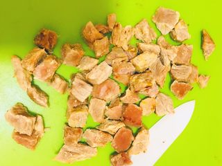 6、辅食-零添加牛肉肉松,捞出晾凉后,将未剔除干净的筋膜切掉