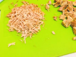 7、辅食-零添加牛肉肉松,接下来就是最费时间的手撕,⚠️注意一定要有足够的耐心 撕的越细越好,手撕的口感比机器打成的口感要好,所以尽量选择手撕