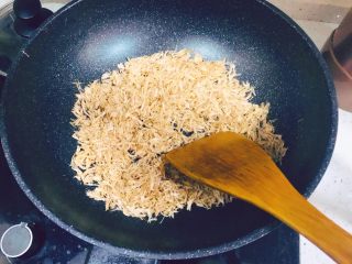 11、辅食-零添加牛肉肉松,全程微火翻炒,最终目的将牛肉丝中水分炒干,此部必须不停翻炒,大概炒至7-8分左右