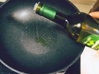 10、辅食-零添加牛肉肉松,接下来锅烧开,调成小火滴入橄榄油,带油开之后倒入牛肉丝