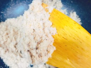 12、辅食-零添加牛肉肉松,绞碎之后如果还是略微有些潮湿,在进行二次翻炒。(根据第一次翻炒的结果判定,如果第一次已经比较干燥那么就不用进行二次翻炒)