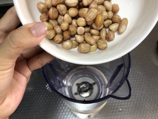 4、凉薯花生露,将花生倒入料理机中
