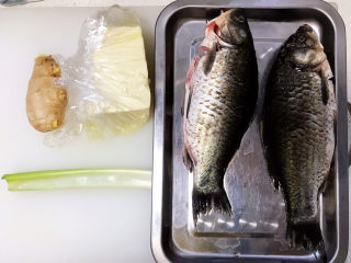 1、奶白鲫鱼豆腐汤,所有用到的食材都在这里了,鲫鱼洗净处理好,最好用小葱,可是这个季节,菜市场和超市都没有小葱,没办法只好用大葱了;