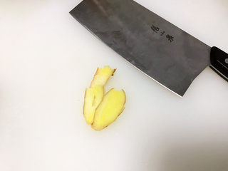 2、奶白鲫鱼豆腐汤,鲜姜切片,葱切小段;