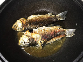 5、奶白鲫鱼豆腐汤,煎鱼一定要有耐心,把鱼煎透,这样鱼汤才不会有腥味;